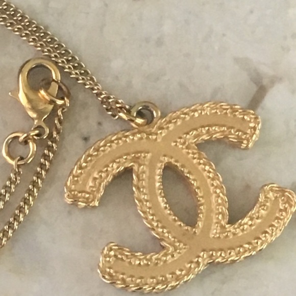 ❣️SOLD❣️Chanel Matte Gold CC necklace - Picture 3 of 8